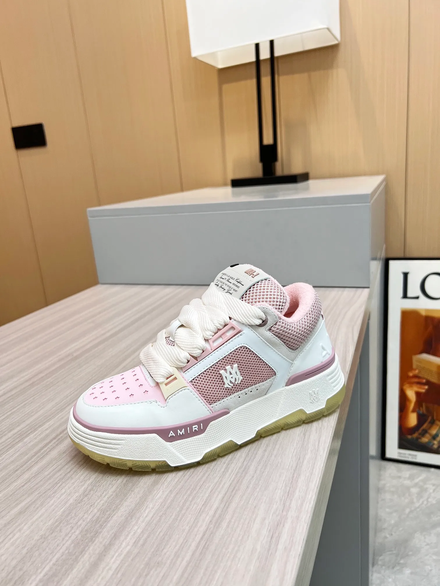 p620💰Men's shoes Amiri Emile's 2023 spring and summer new MA-1 bread shoes, couple models, casual sports shoes, sneakers Amiri gave up the rock punk style in the new season and used a large number of unsaturated colors, Morandi tones, whether you see or wear them, it will make people very happy. The large tongue of the bread shoes continues, shortens the length of the shoe body, thickens the midsole, and the toe part is more rounded. Amiri's brand letters and MA logo appear on the side of the shoe. Fabric: Original customized imported first-layer cowhide + mesh. Lining: Original customized breathable towel lining. Outsole. Foam combination material. Bottom thickness: 4CM. Size: Men's 39-45